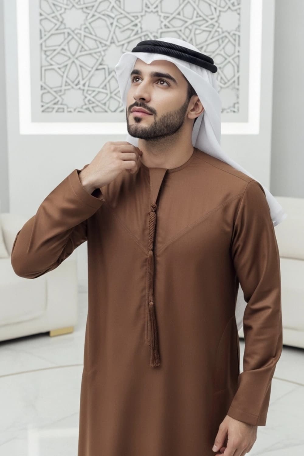 كندورة إماراتية بلون بني صدئي | من شباب اليولة بقماش ياباني فاخر - إصدار ستيلا - 4