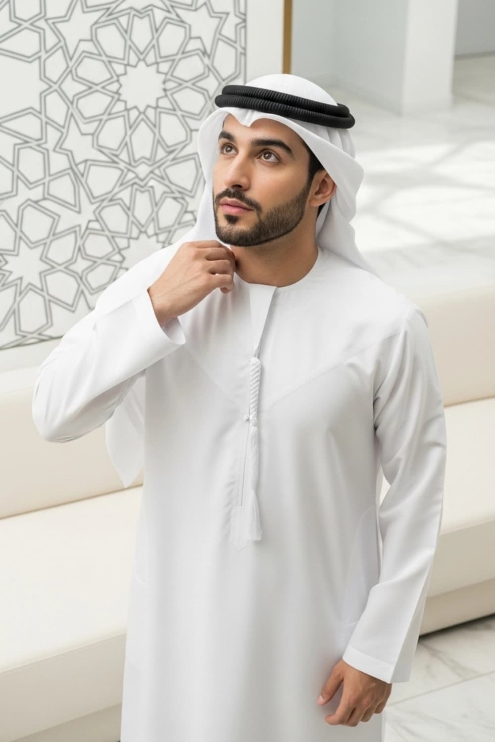 كندورة إماراتية باللون الأبيض المائل للصفرة | من شباب اليولة بقماش ياباني فاخر - 4